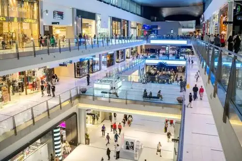 Centro comercial lleno de compradores durante la campaña de Fiestas Patrias en Perú